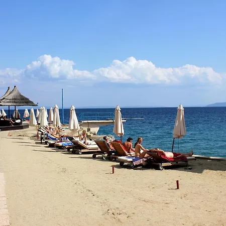 And By The Sea - 14937 Πανσιόν 3*